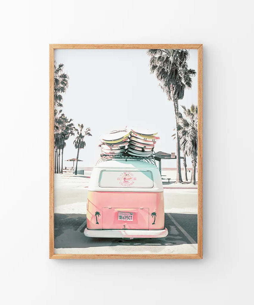Pinker Vintage Van Kunstdruck. Tropisches Sommer Surfing Wandbild
