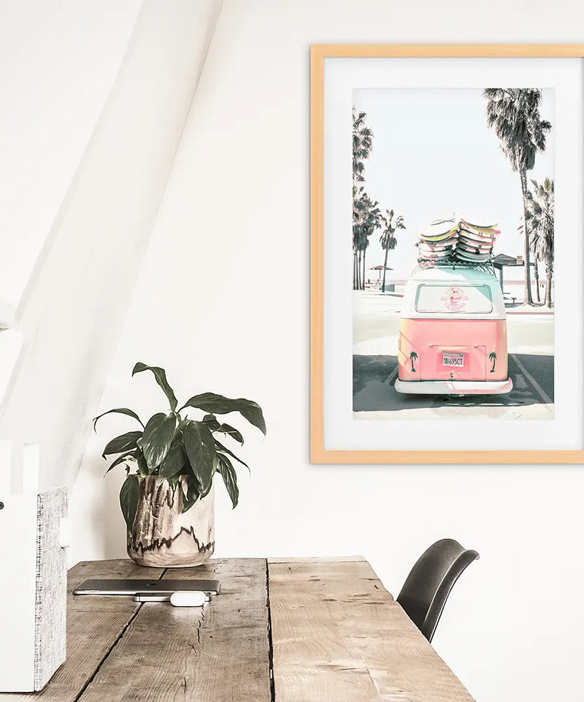 Pinker Vintage Van Kunstdruck. Tropisches Sommer Surfing Wandbild