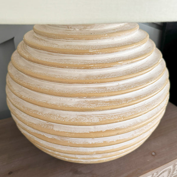 Verwitterte cremefarbene runde Tischlampe