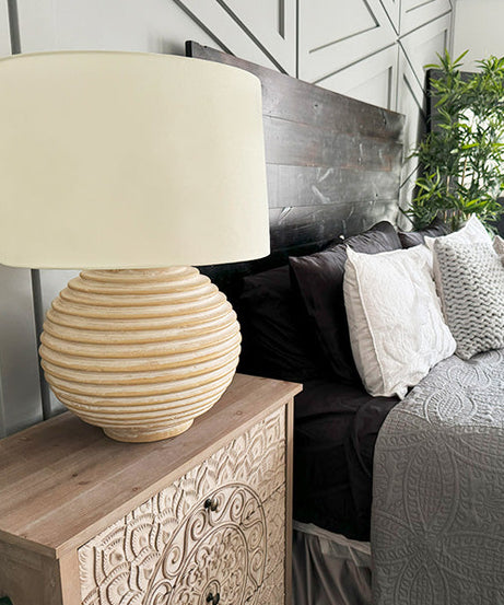Verwitterte cremefarbene runde Tischlampe