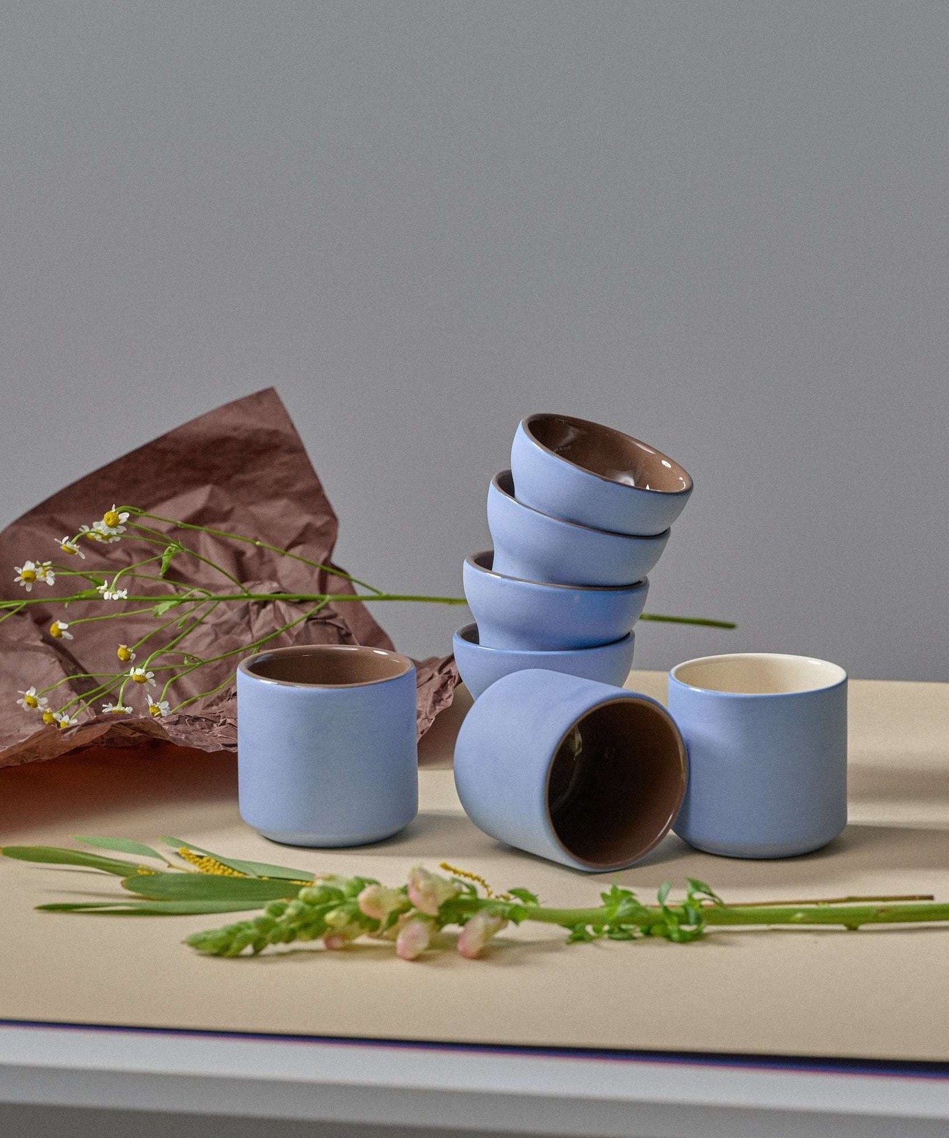 Handgemachte Porzellan Kaffeetasse. Birnenförmig. Vergissmeinnicht/Schokolade