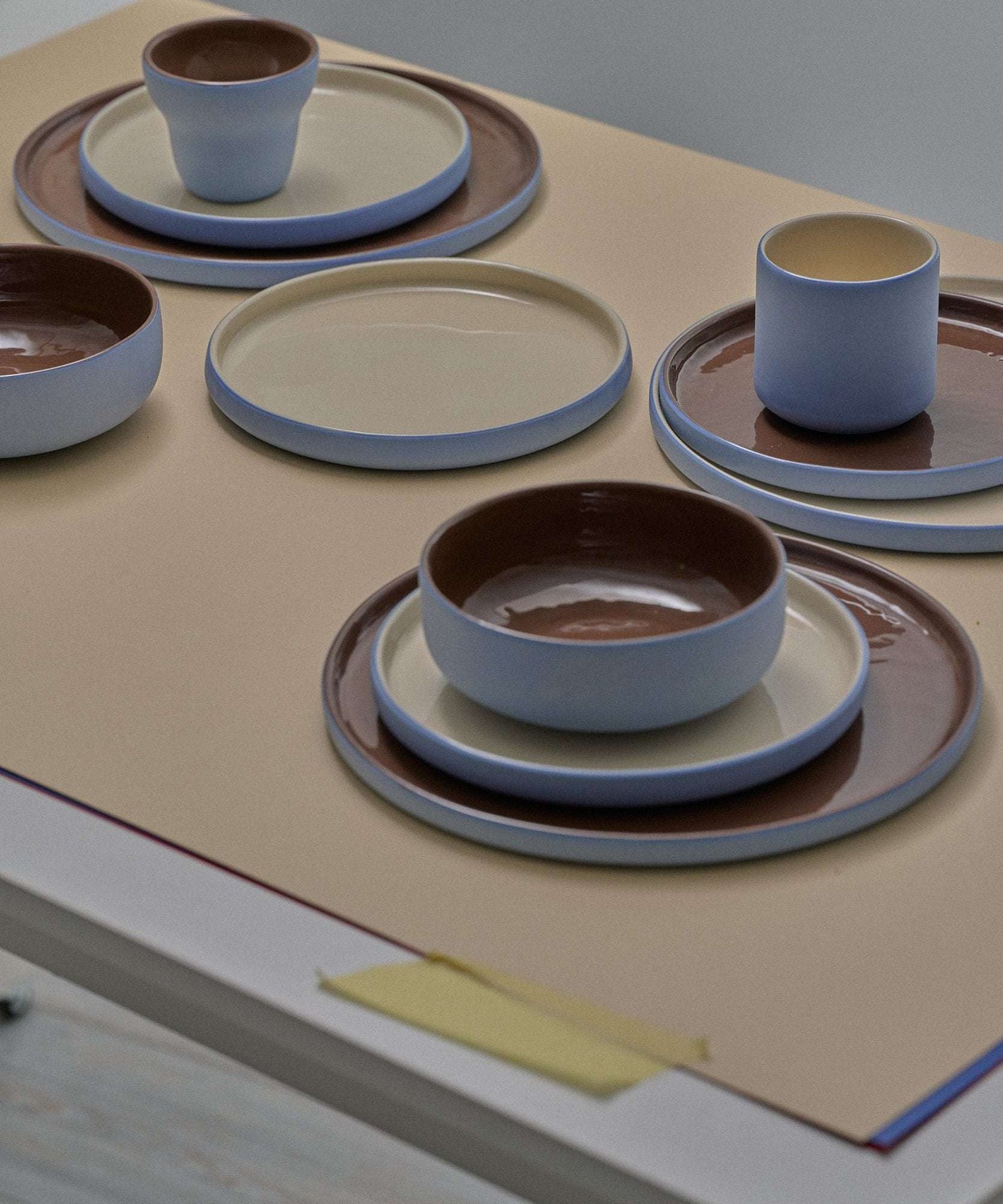 Handgemachte Porzellan Kaffeetasse. Birnenförmig. Vergissmeinnicht/Schokolade