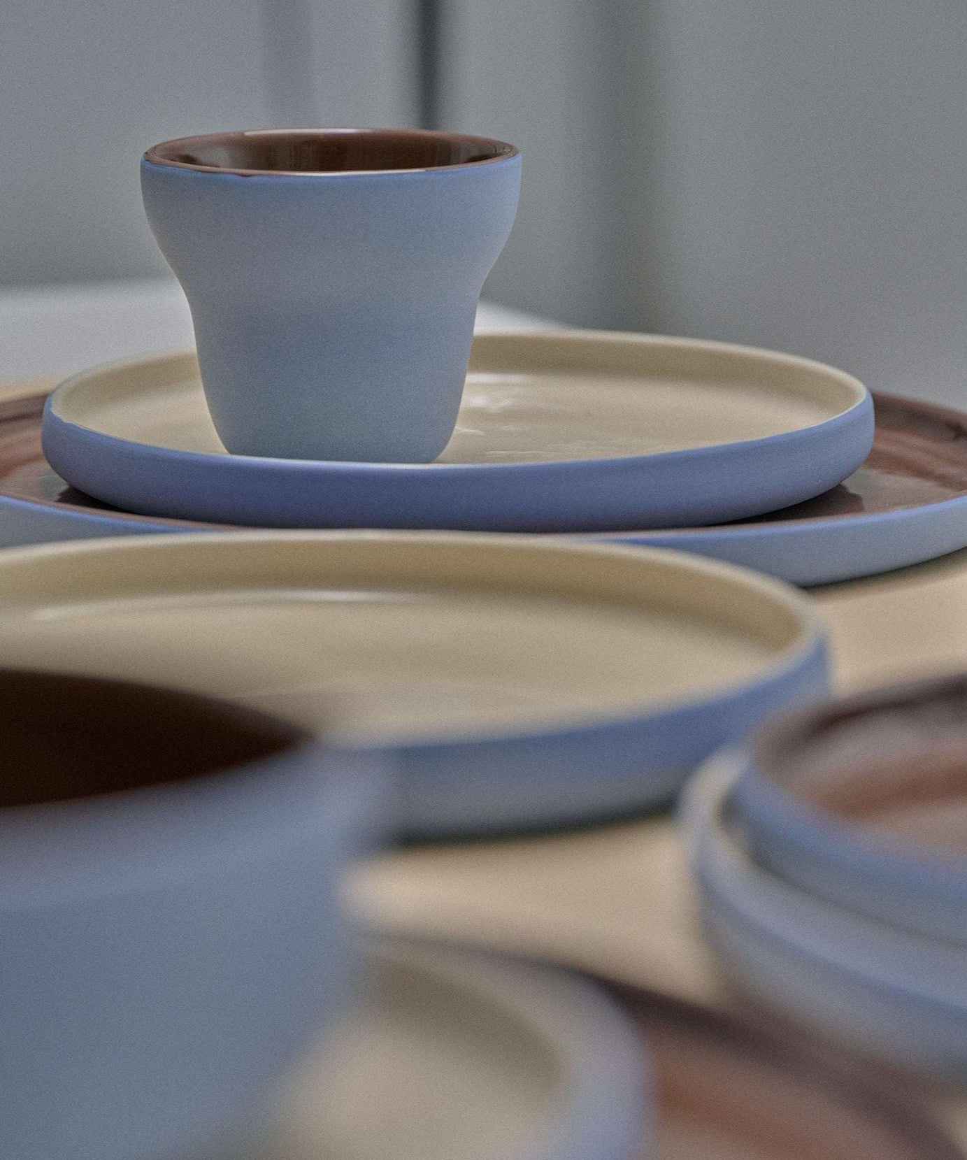 Handgemachte Porzellan Kaffeetasse. Birnenförmig. Vergissmeinnicht/Schokolade