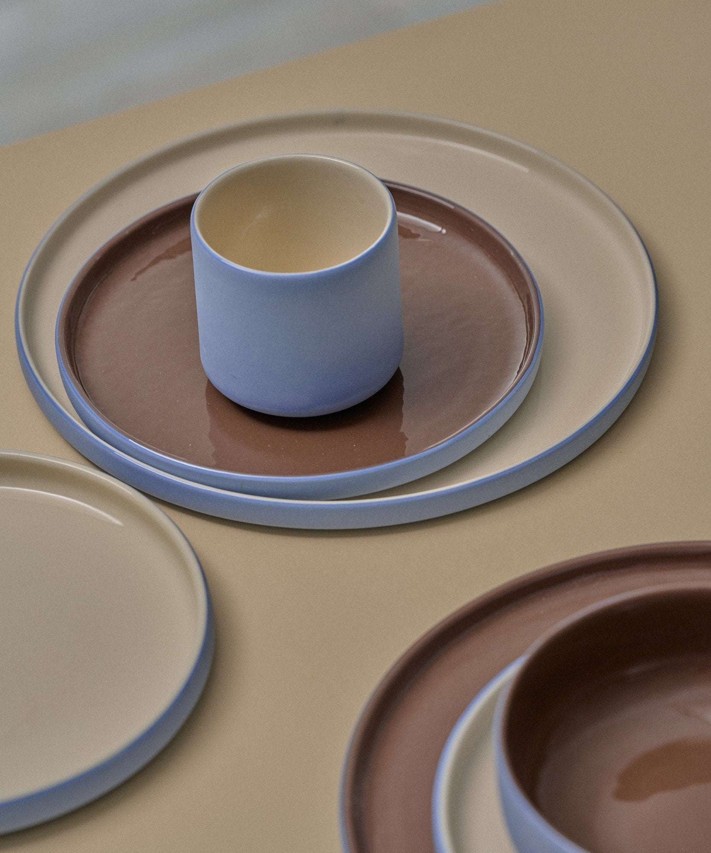 Handgefertigte Porzellan-Kaffeetasse. Vergissmeinnicht/Schokolade