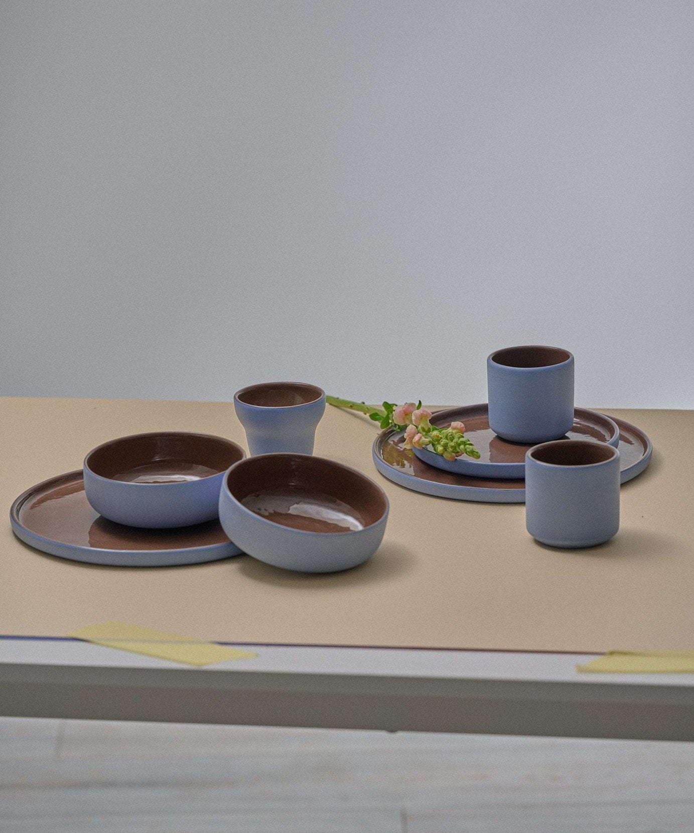 Handgemachte Porzellan Kaffeetasse. Birnenförmig. Vergissmeinnicht/Schokolade