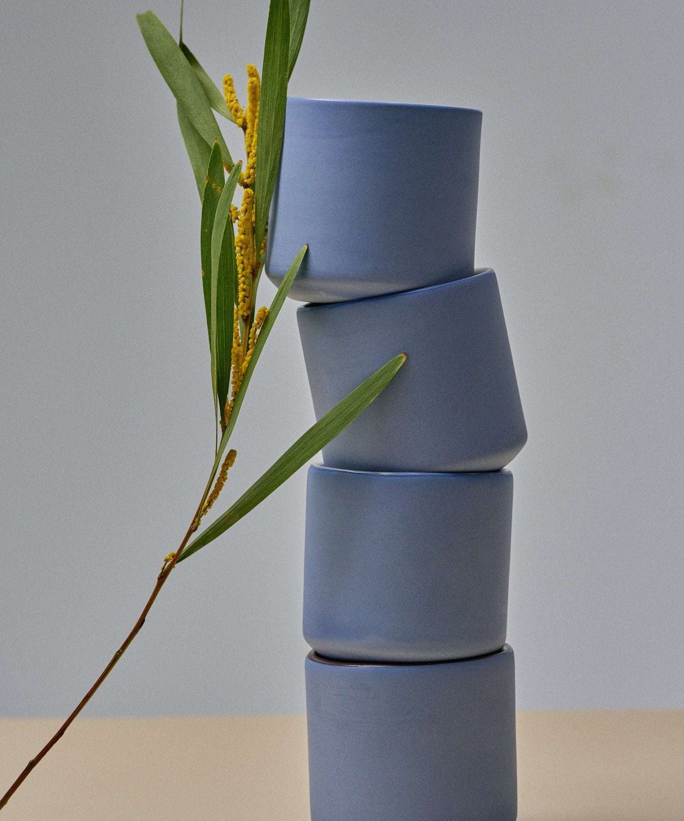 Handgefertigte Porzellan-Kaffeetasse. Vergissmeinnicht/Schokolade