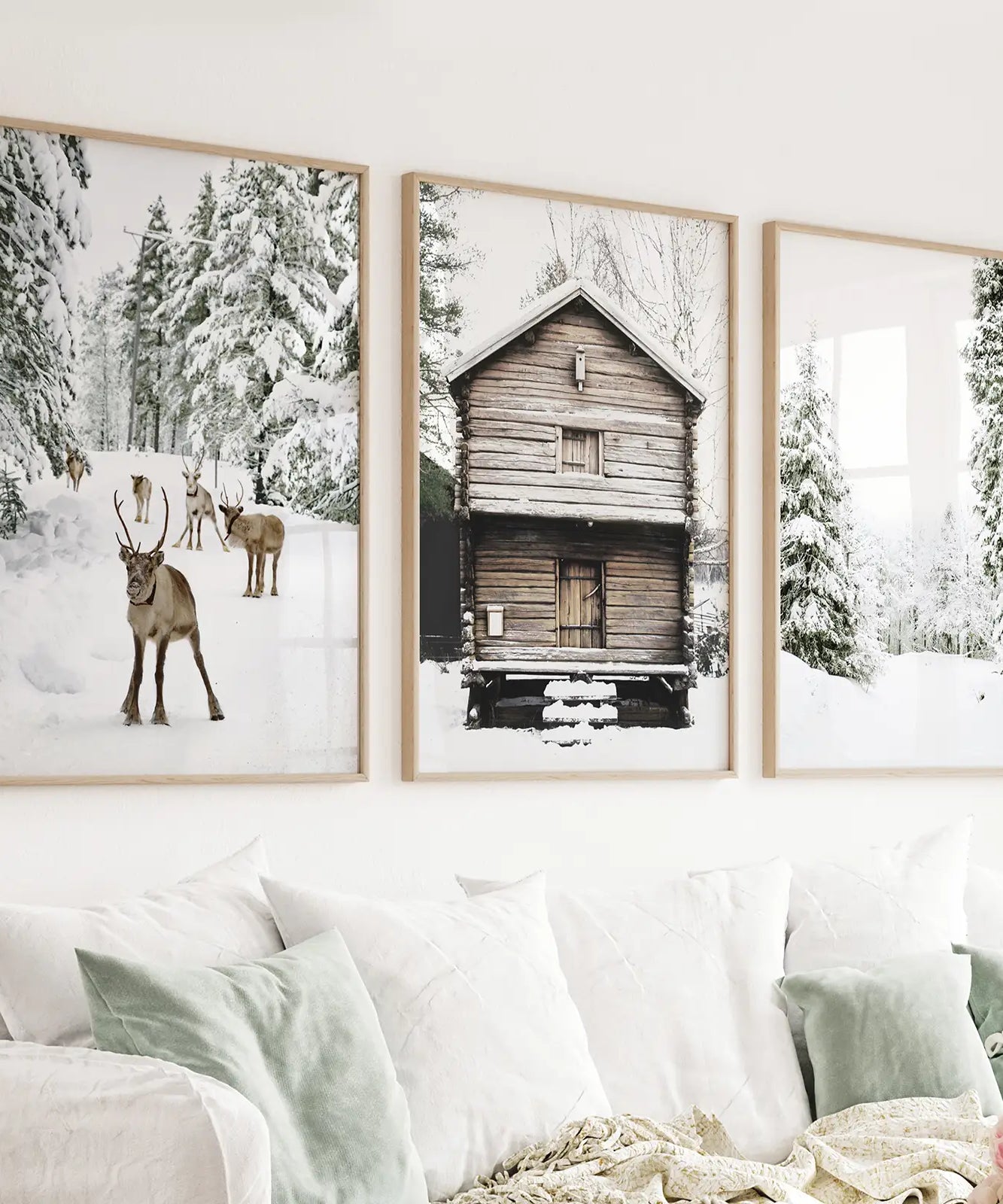 Wandbilder-Set im Weihnachts-Design. Rentier, Blockhütte, Wald