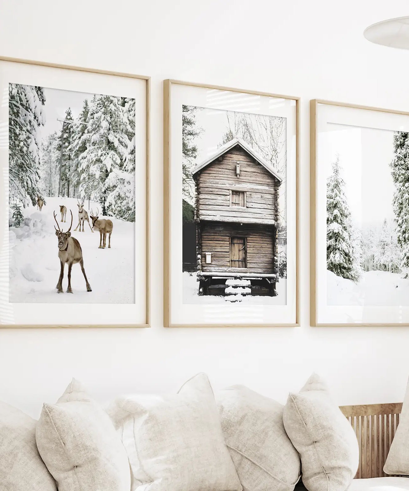 Wandbilder-Set im Weihnachts-Design. Rentier, Blockhütte, Wald