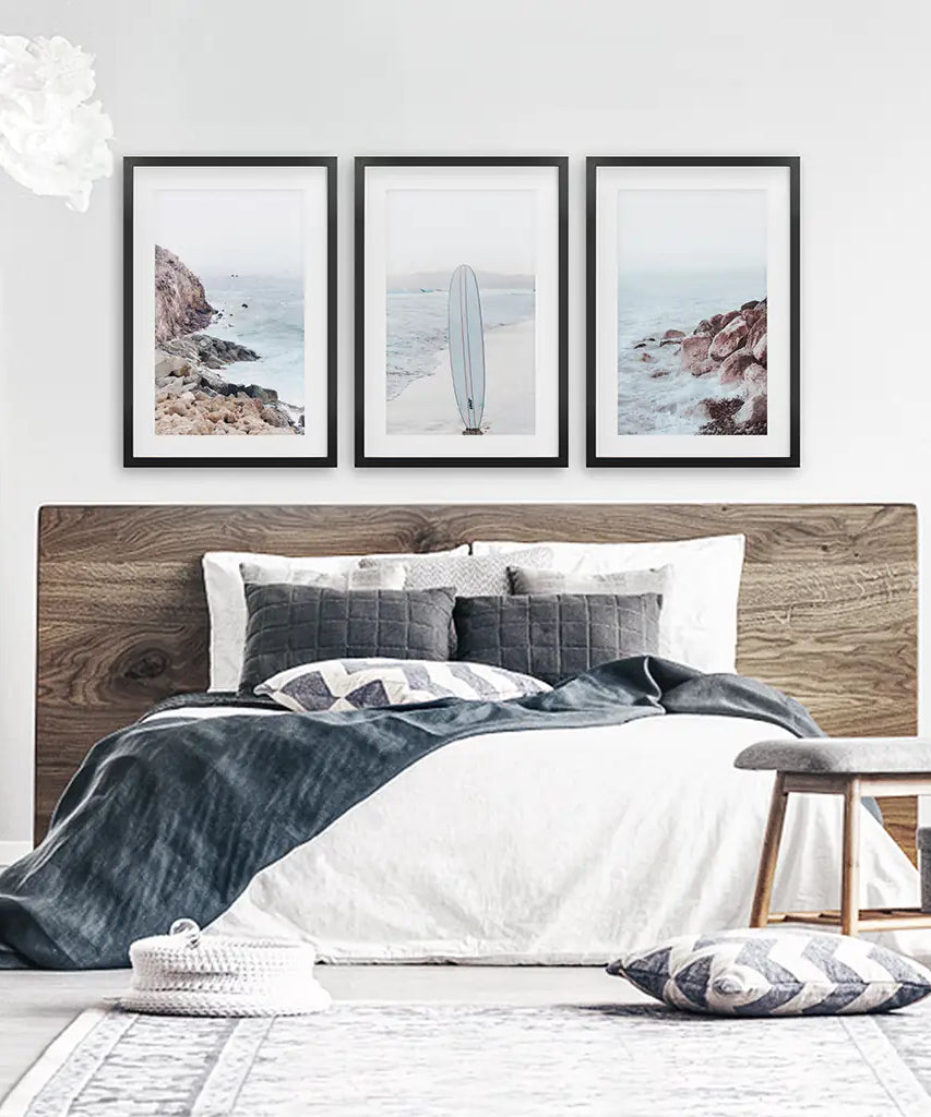 3-teiliges Surf-Wandbild. Surfbrett, blauer Meeresstrand, Felsen