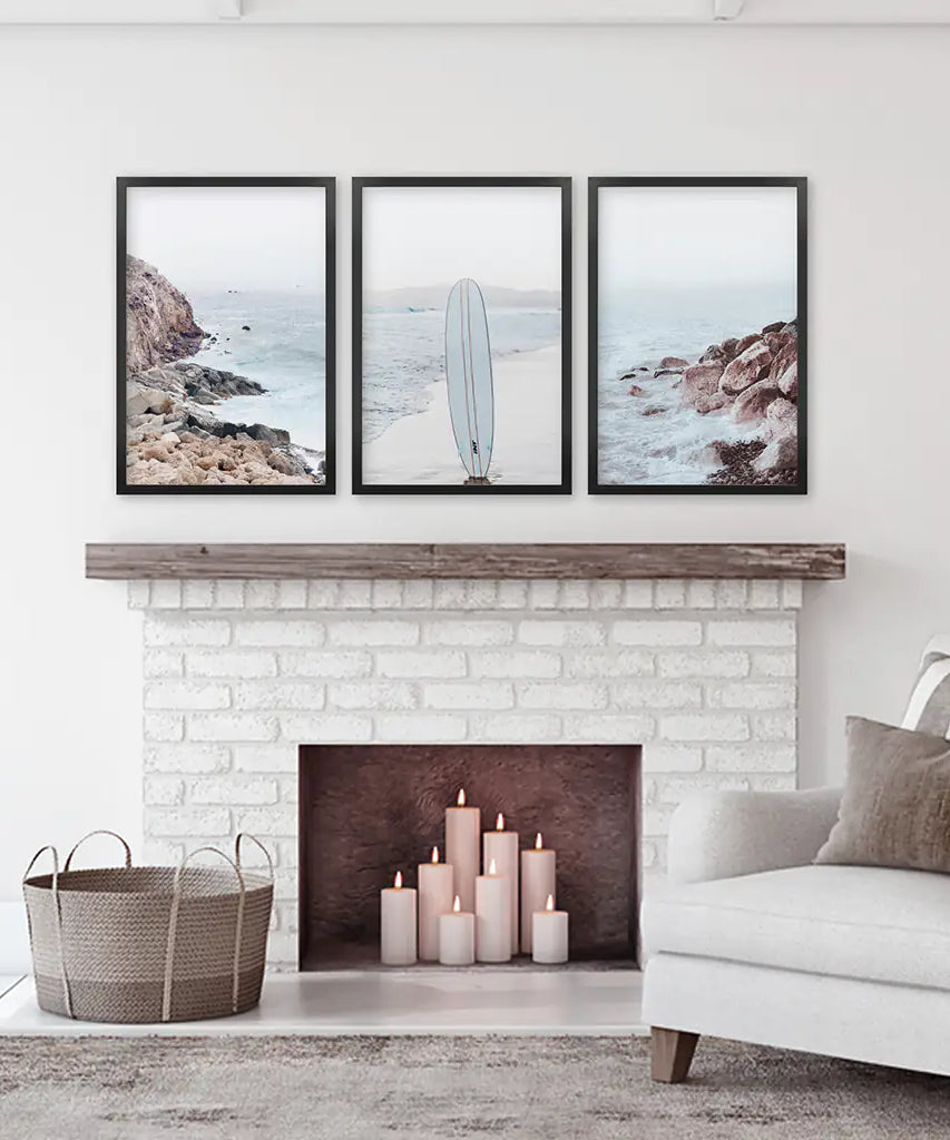 3-teiliges Surf-Wandbild. Surfbrett, blauer Meeresstrand, Felsen