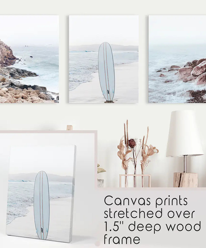 3-teiliges Surf-Wandbild. Surfbrett, blauer Meeresstrand, Felsen