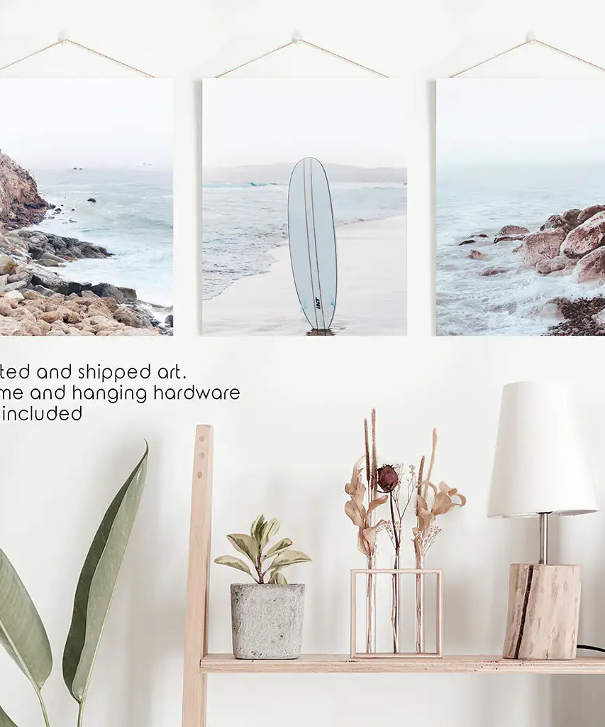 3-teiliges Surf-Wandbild. Surfbrett, blauer Meeresstrand, Felsen