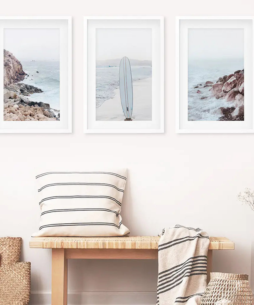 3-teiliges Surf-Wandbild. Surfbrett, blauer Meeresstrand, Felsen