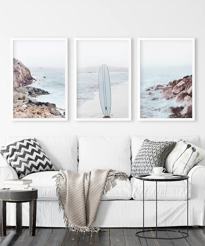 3-teiliges Surf-Wandbild. Surfbrett, blauer Meeresstrand, Felsen