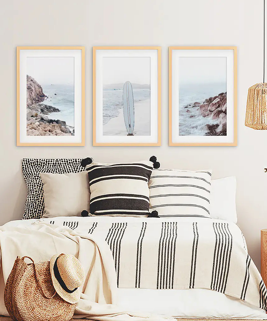 3-teiliges Surf-Wandbild. Surfbrett, blauer Meeresstrand, Felsen