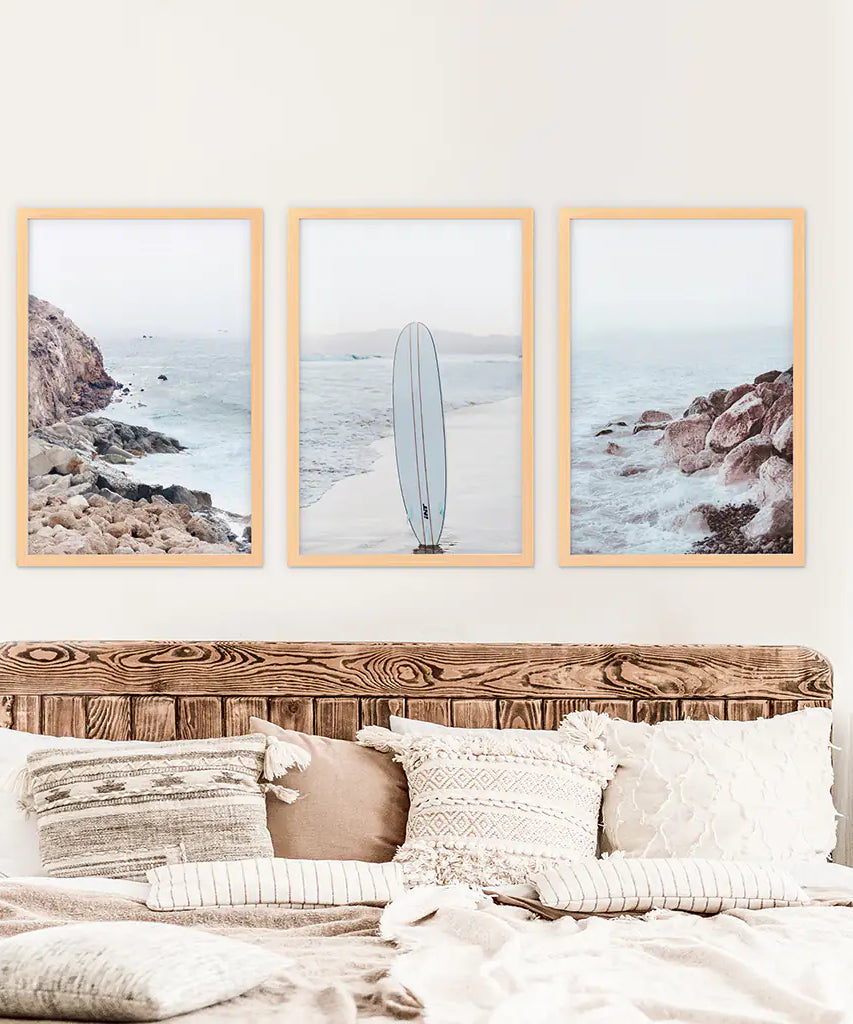 3-teiliges Surf-Wandbild. Surfbrett, blauer Meeresstrand, Felsen