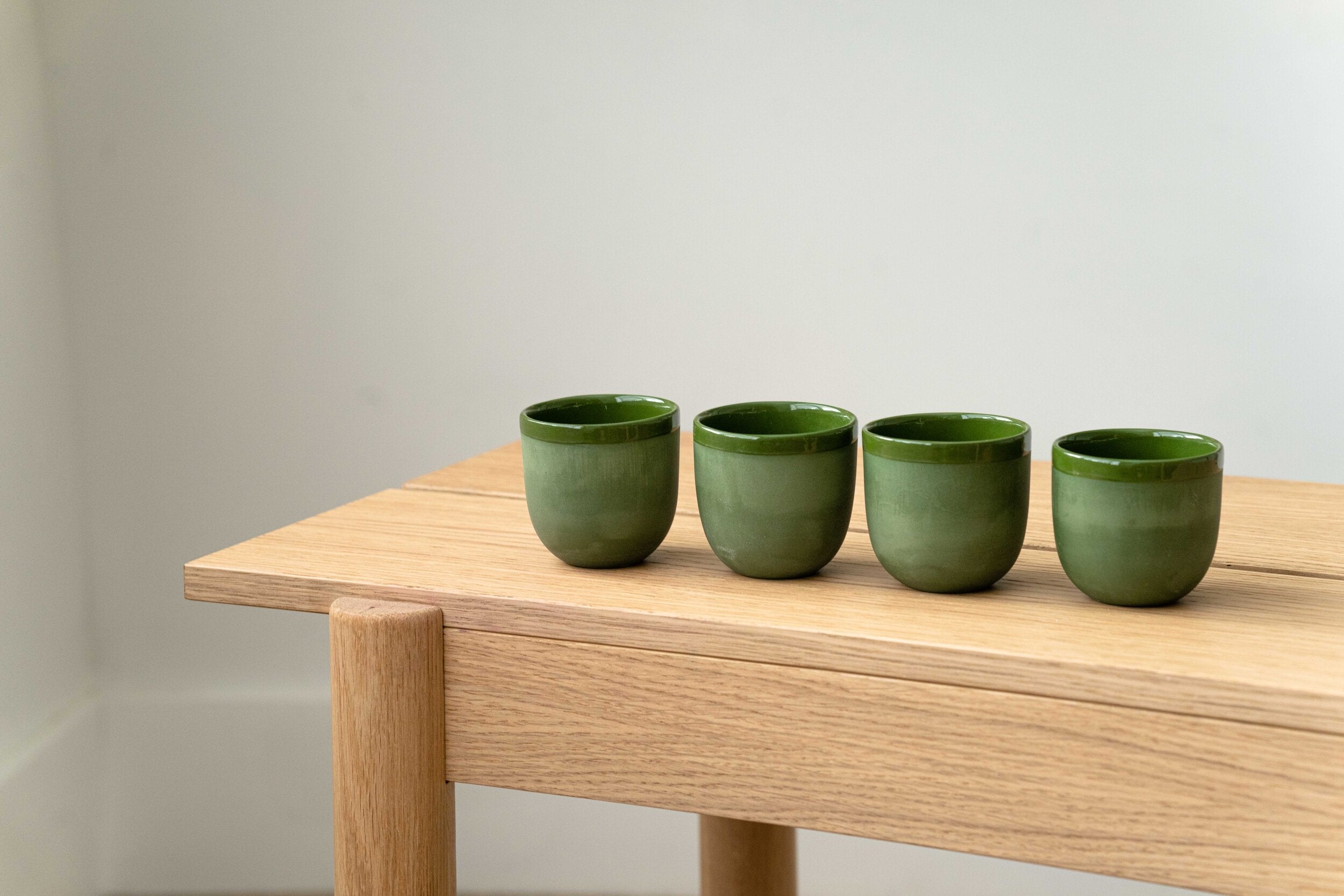 Handgefertigte Espressotasse aus Porzellan. Grün