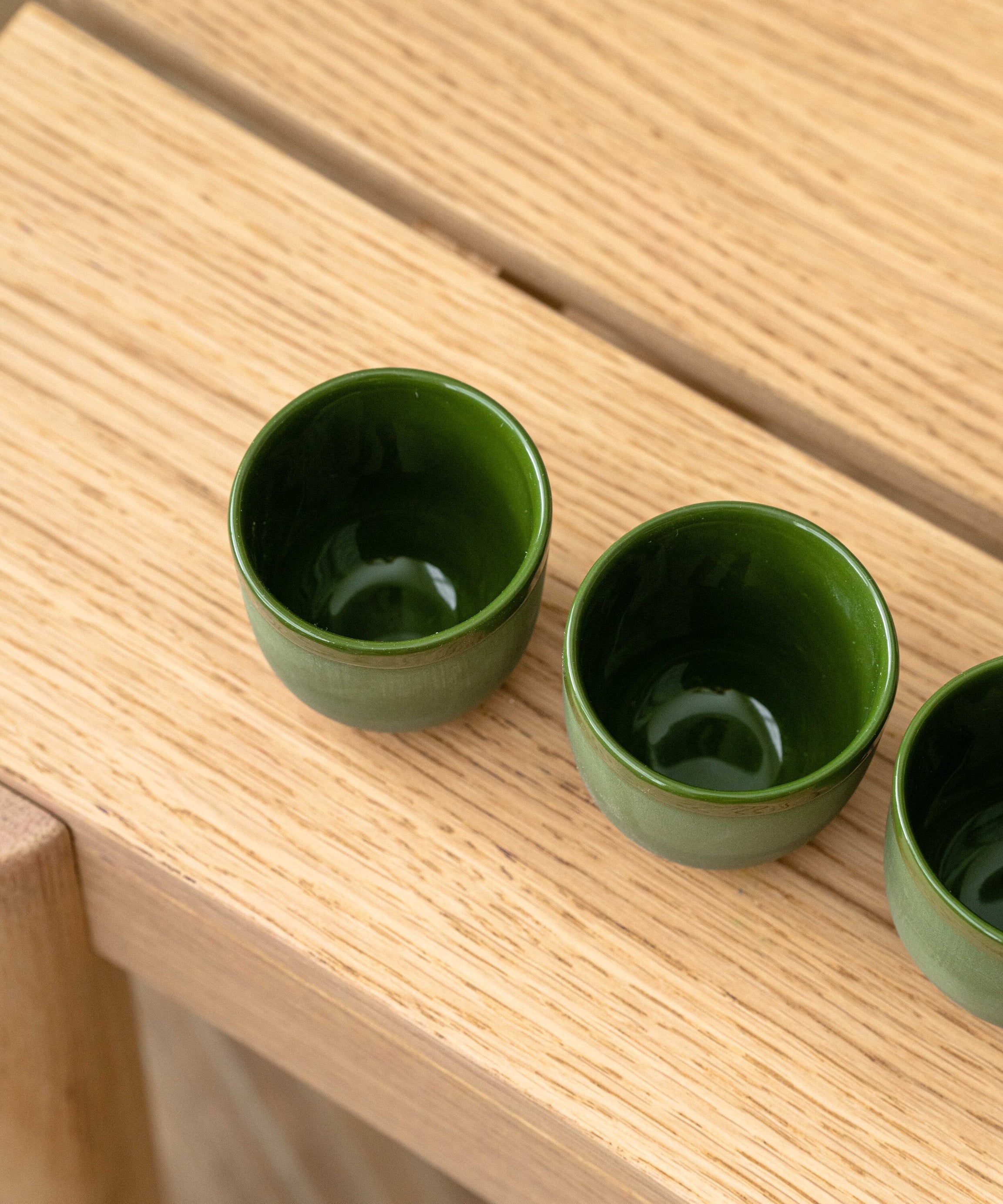 Handgefertigte Espressotasse aus Porzellan. Grün
