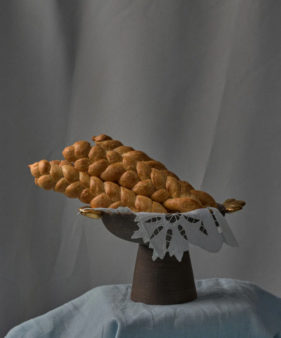 Obstschale mit Fuß aus Steinzeug „Pumpernickel“ mit goldenen Blättern