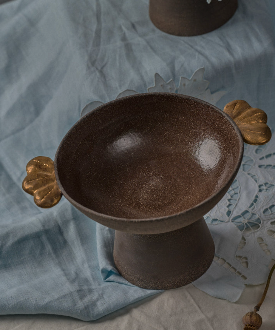 Obstschale mit Fuß aus Steinzeug „Pumpernickel“ mit goldenen Blättern