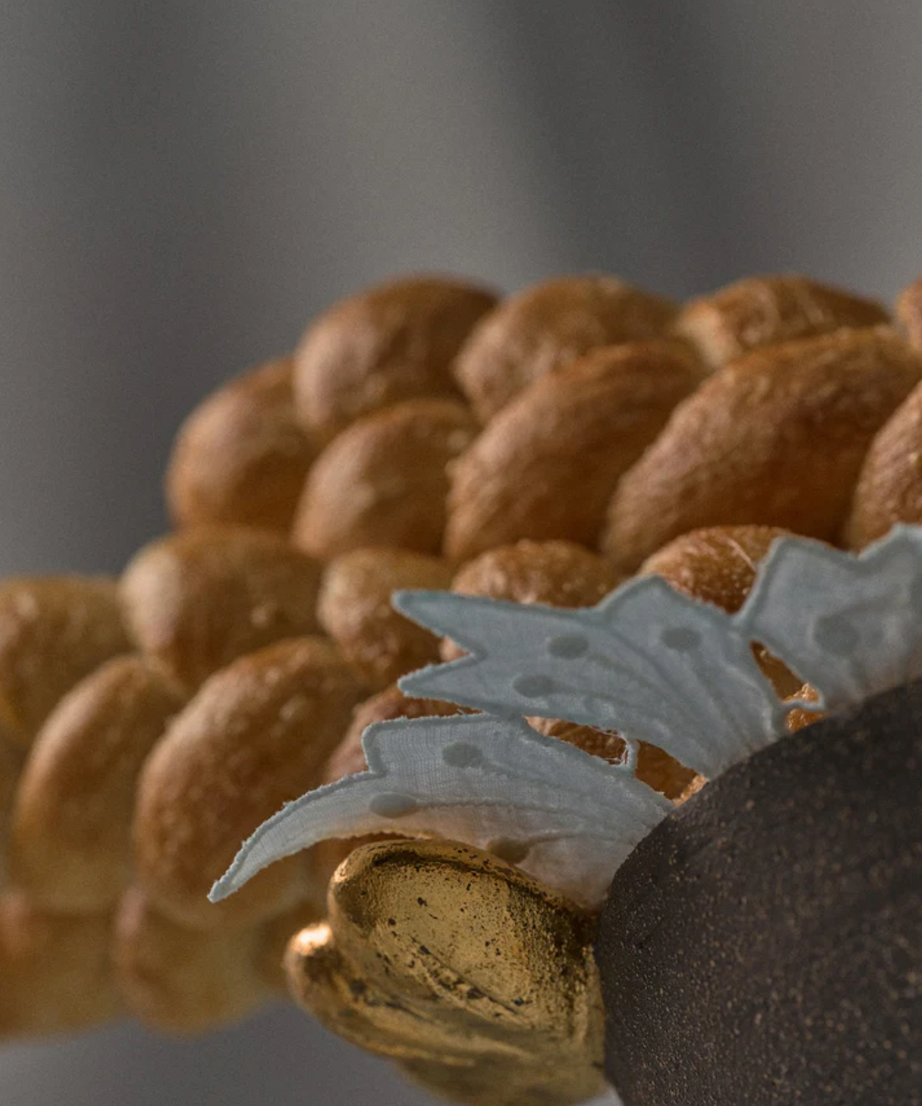 Obstschale mit Fuß aus Steinzeug „Pumpernickel“ mit goldenen Blättern