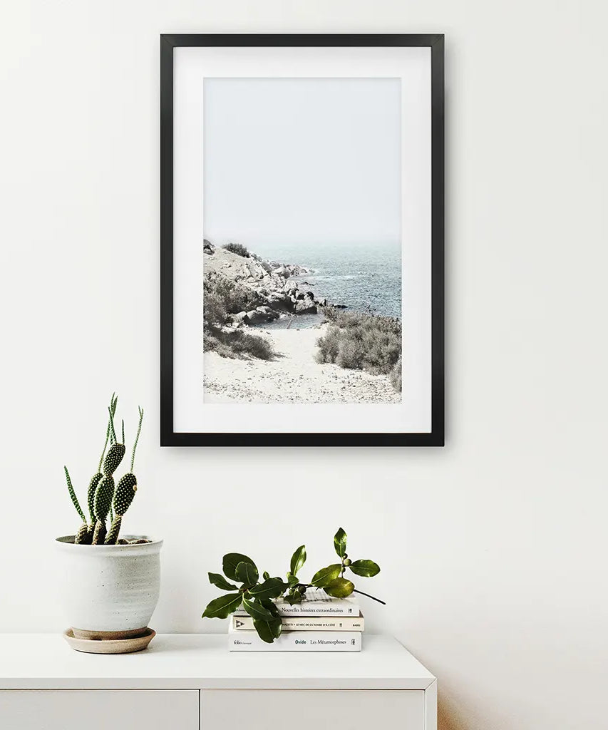 Meer, Felsen und Wellen Druck. Blaue Beige Küstenwandkunst