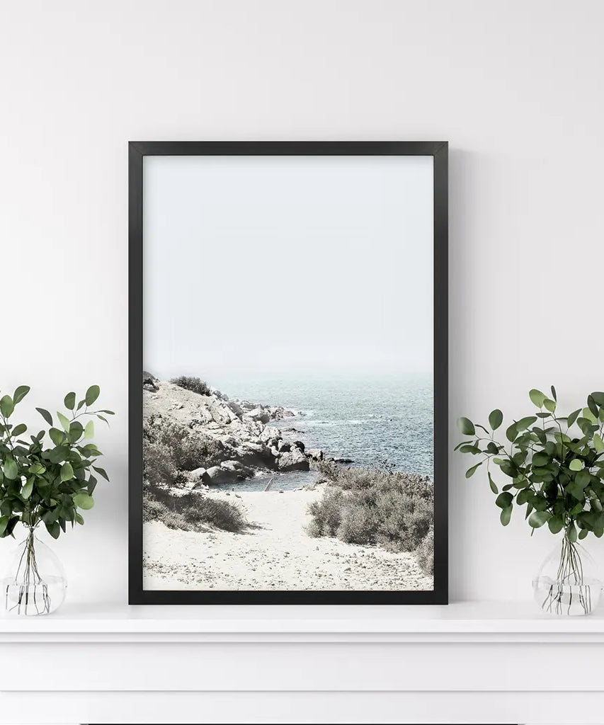 Meer, Felsen und Wellen Druck. Blaue Beige Küstenwandkunst