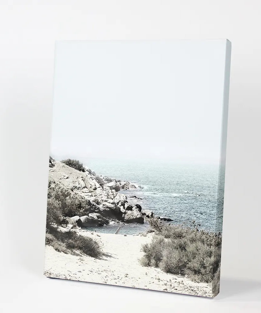 Meer, Felsen und Wellen Druck. Blaue Beige Küstenwandkunst