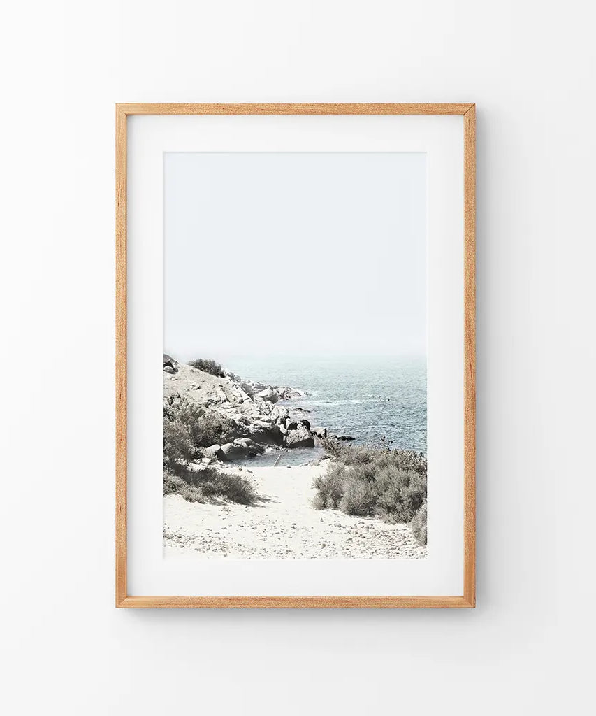 Meer, Felsen und Wellen Druck. Blaue Beige Küstenwandkunst