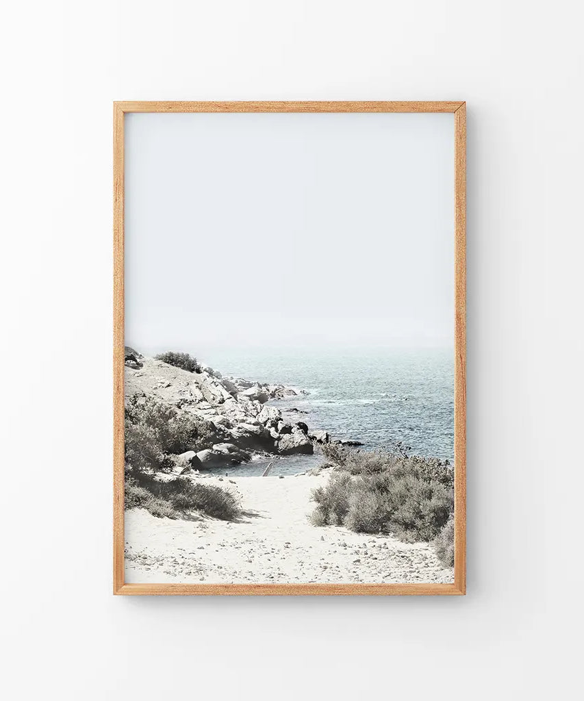 Meer, Felsen und Wellen Druck. Blaue Beige Küstenwandkunst