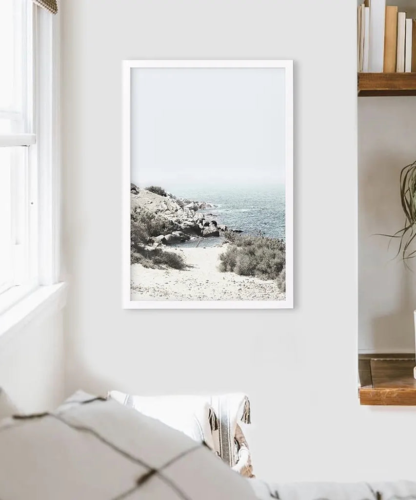 Meer, Felsen und Wellen Druck. Blaue Beige Küstenwandkunst
