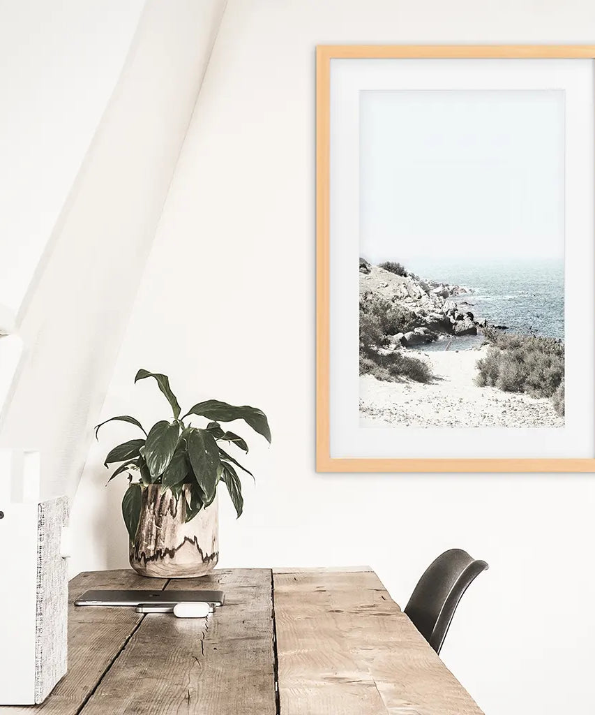 Meer, Felsen und Wellen Druck. Blaue Beige Küstenwandkunst