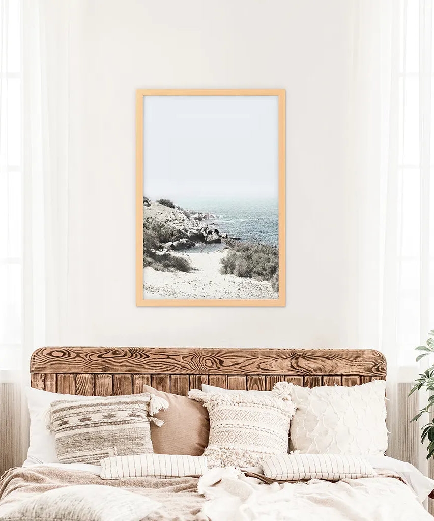 Meer, Felsen und Wellen Druck. Blaue Beige Küstenwandkunst