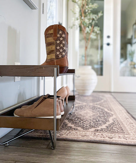 Modernes Schuhregal aus Holz und Metall