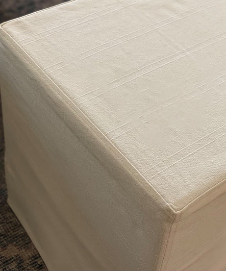 Luxuriöser gepolsterter Ottoman mit Husse