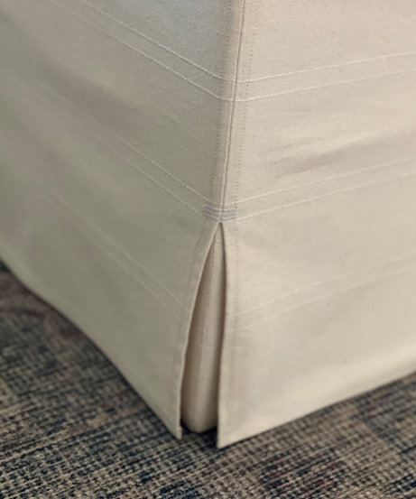 Luxuriöser gepolsterter Ottoman mit Husse