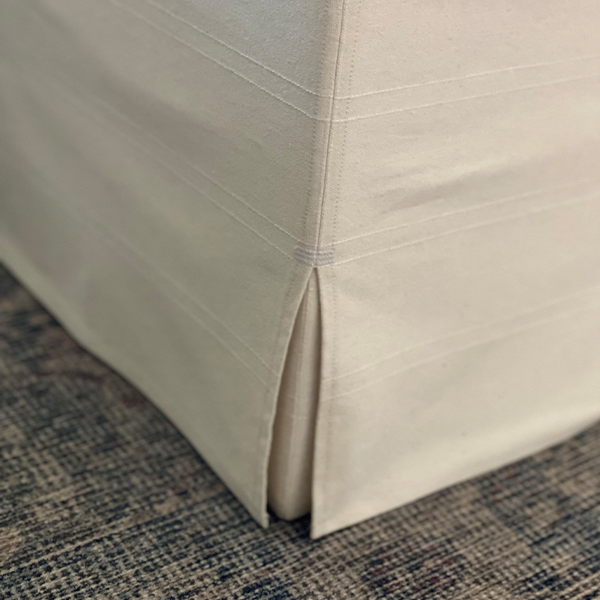 Luxuriöser gepolsterter Ottoman mit Husse