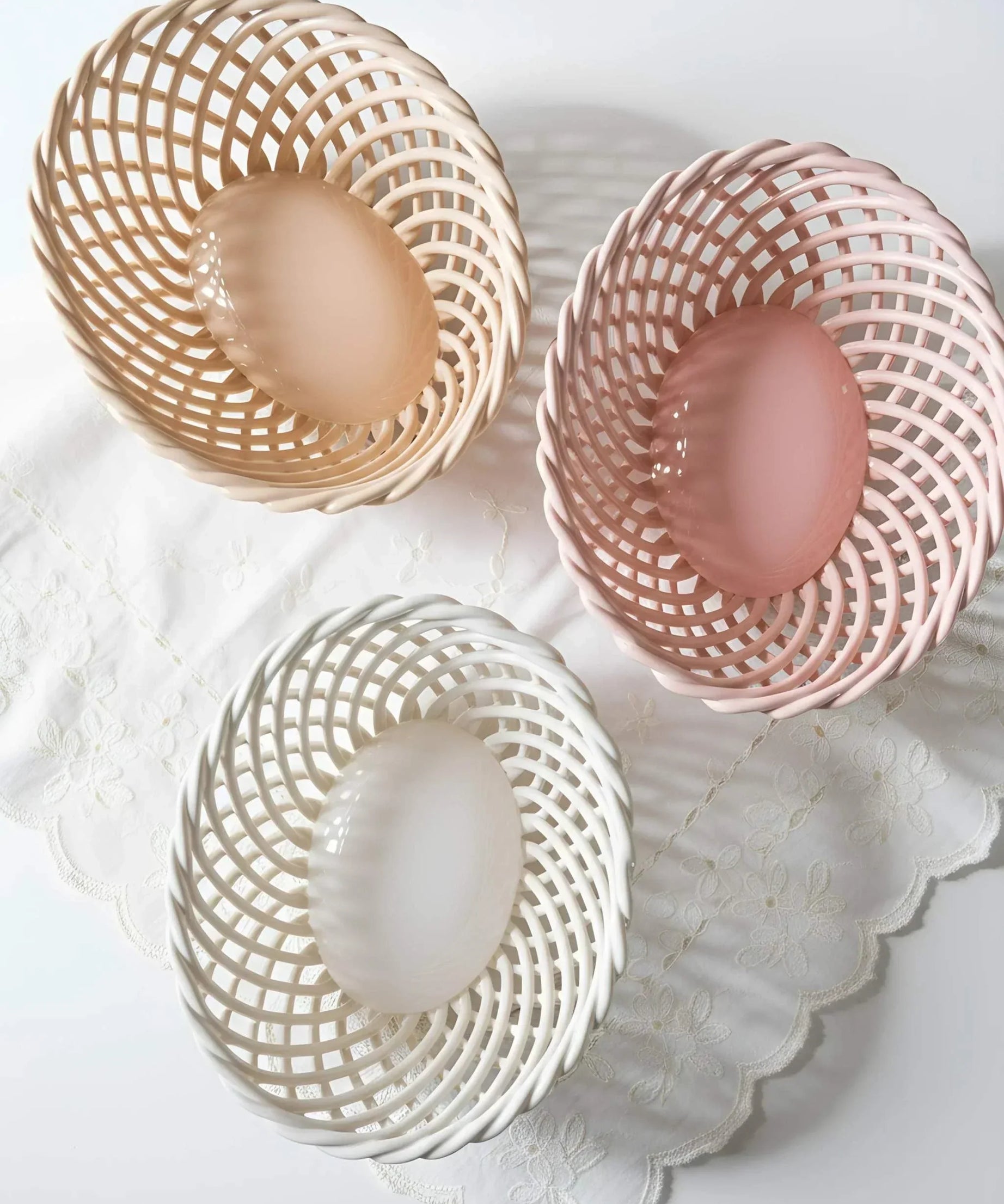 Handgewebter Keramikkorb – Kleine ovale Porzellanschale in Weiß, Beige & Rosa
