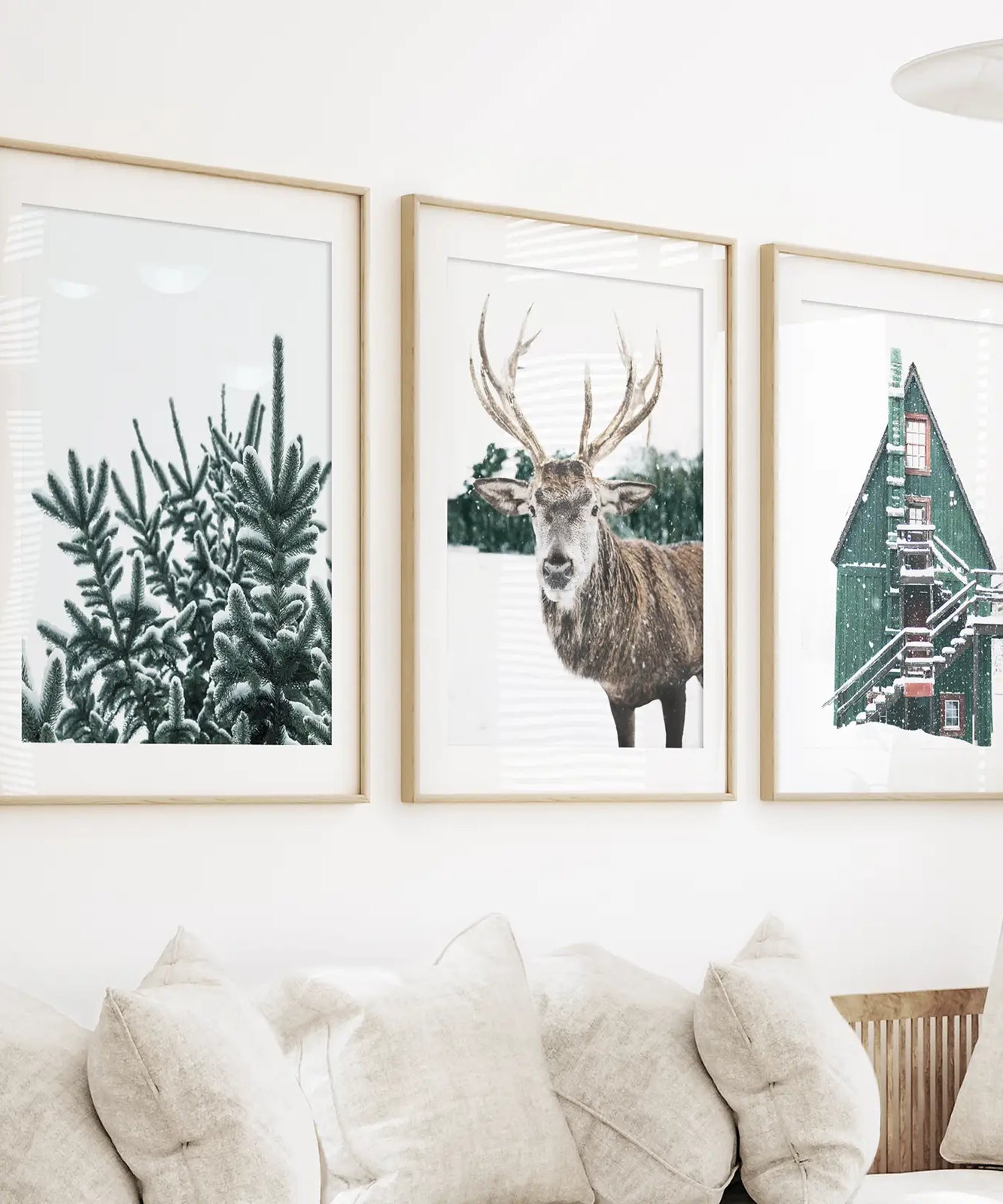 Rustikales Weihnachts-Wandkunst-Set. Bäume, Hirsche, grüne Blockhütte