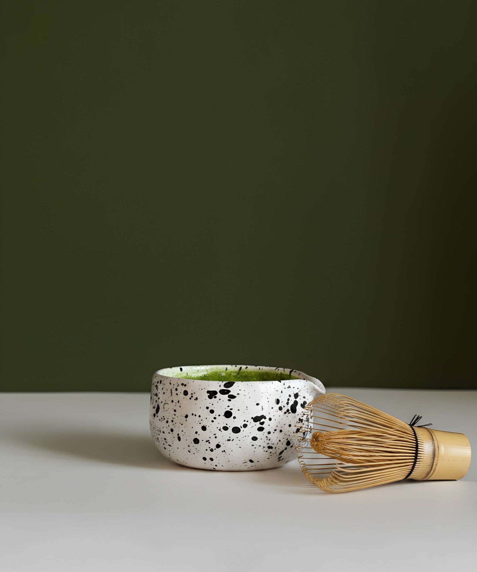 Handgemachte Matcha-Schale – gesprenkeltes oder gestricheltes Muster