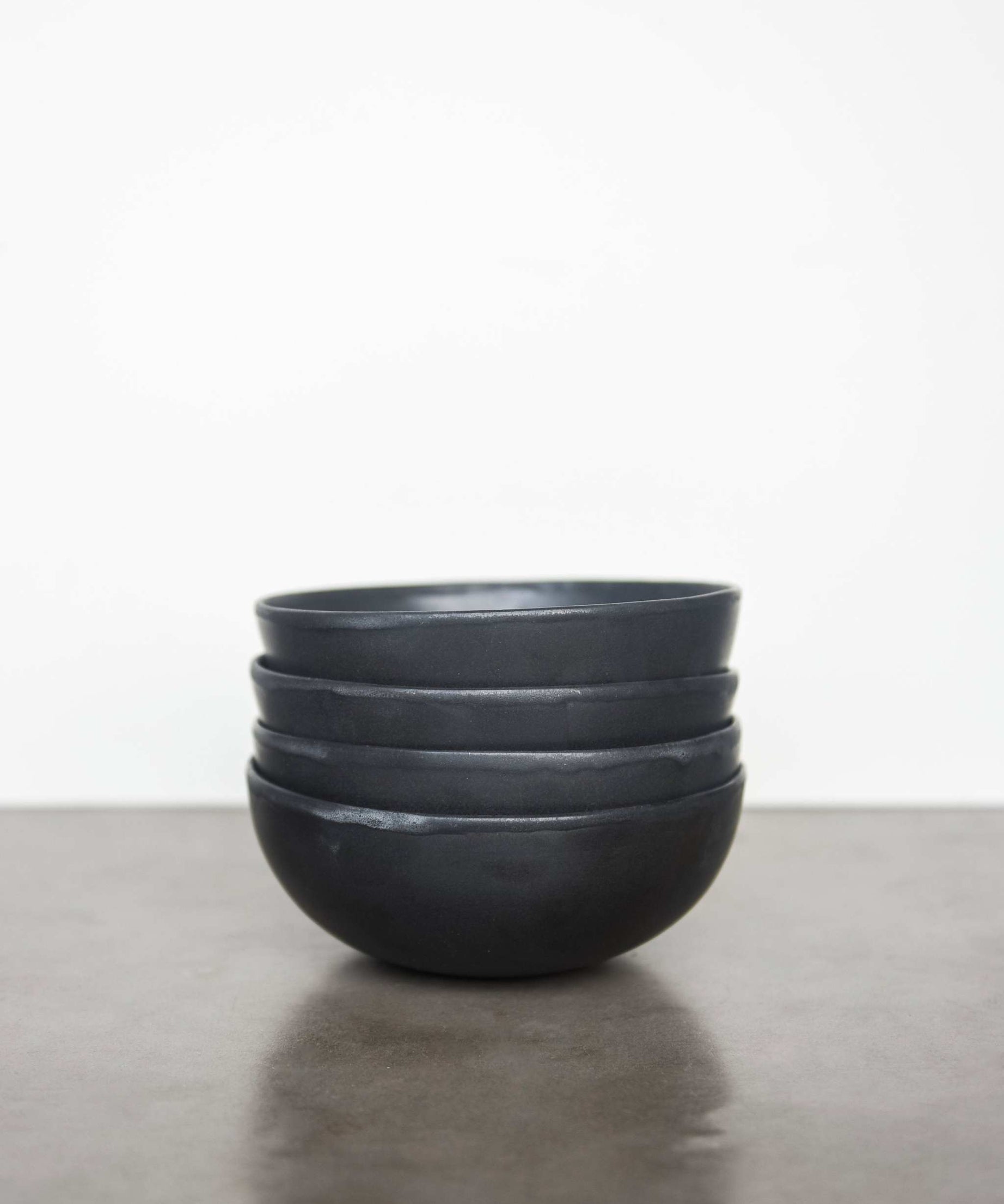 Mattschwarze Steingutschale