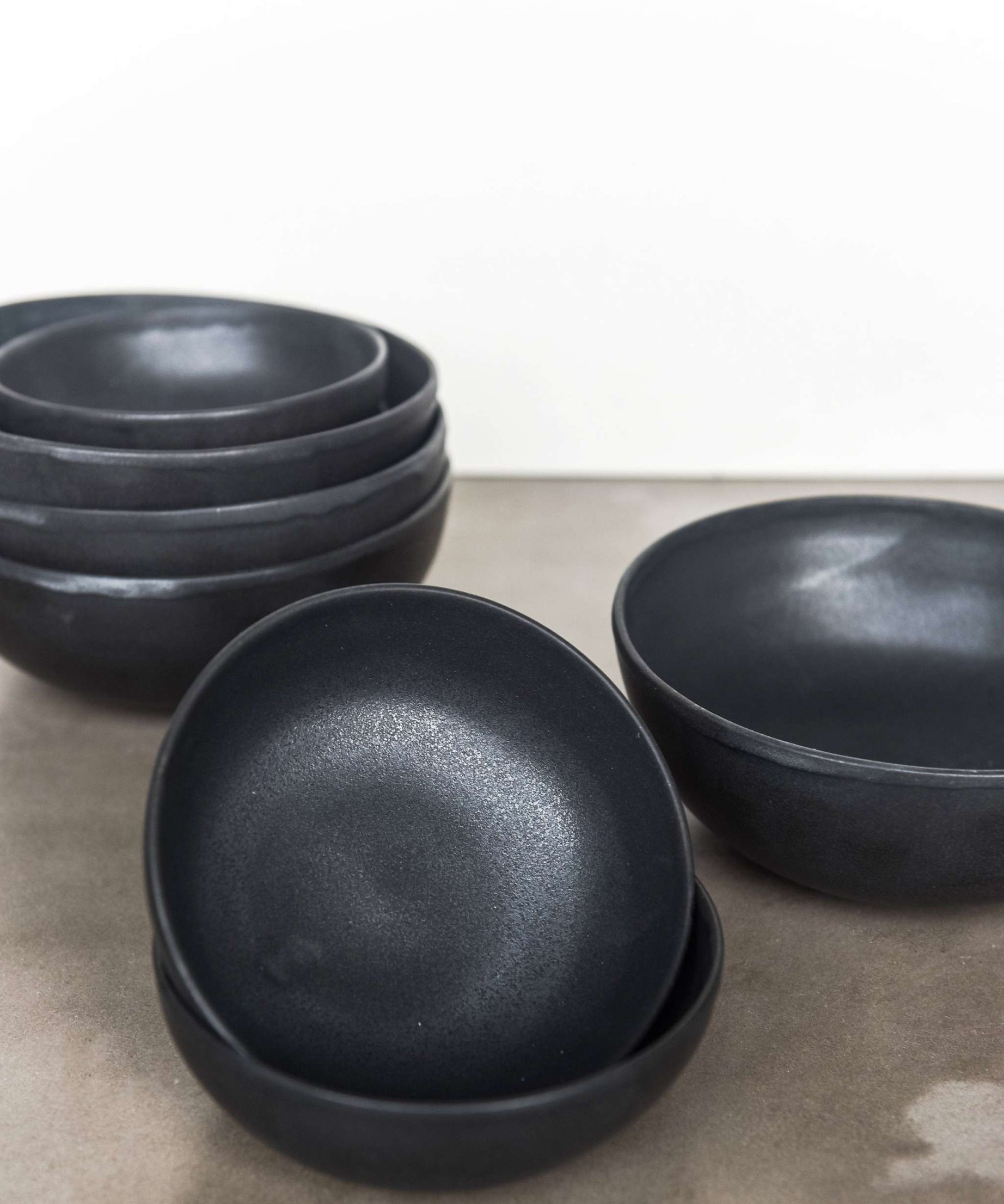 Schwarze Mini-Schale – Handgemachte Steingut-Saucenschale, Schwarz Matt