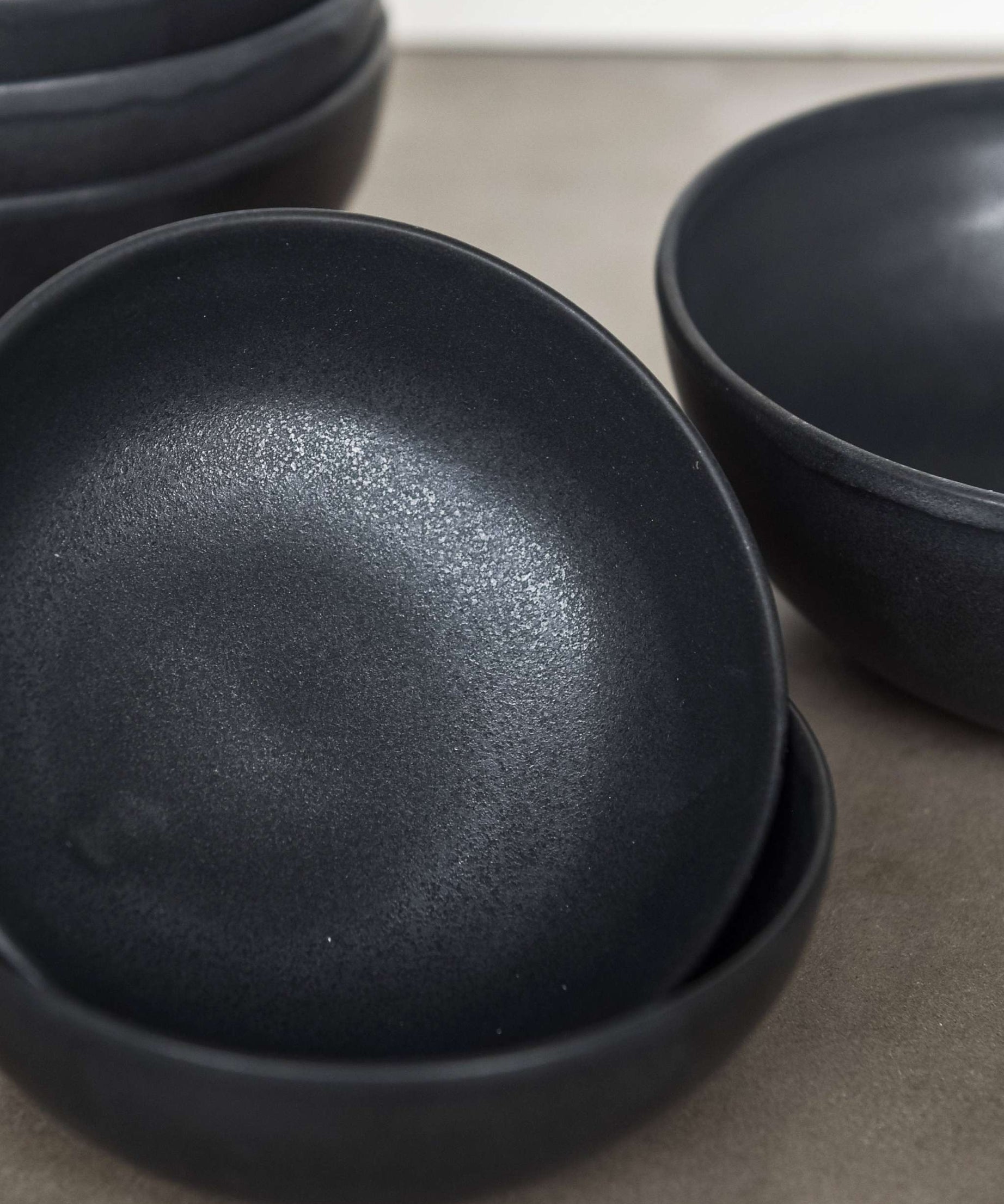 Schwarze Mini-Schale – Handgemachte Steingut-Saucenschale, Schwarz Matt