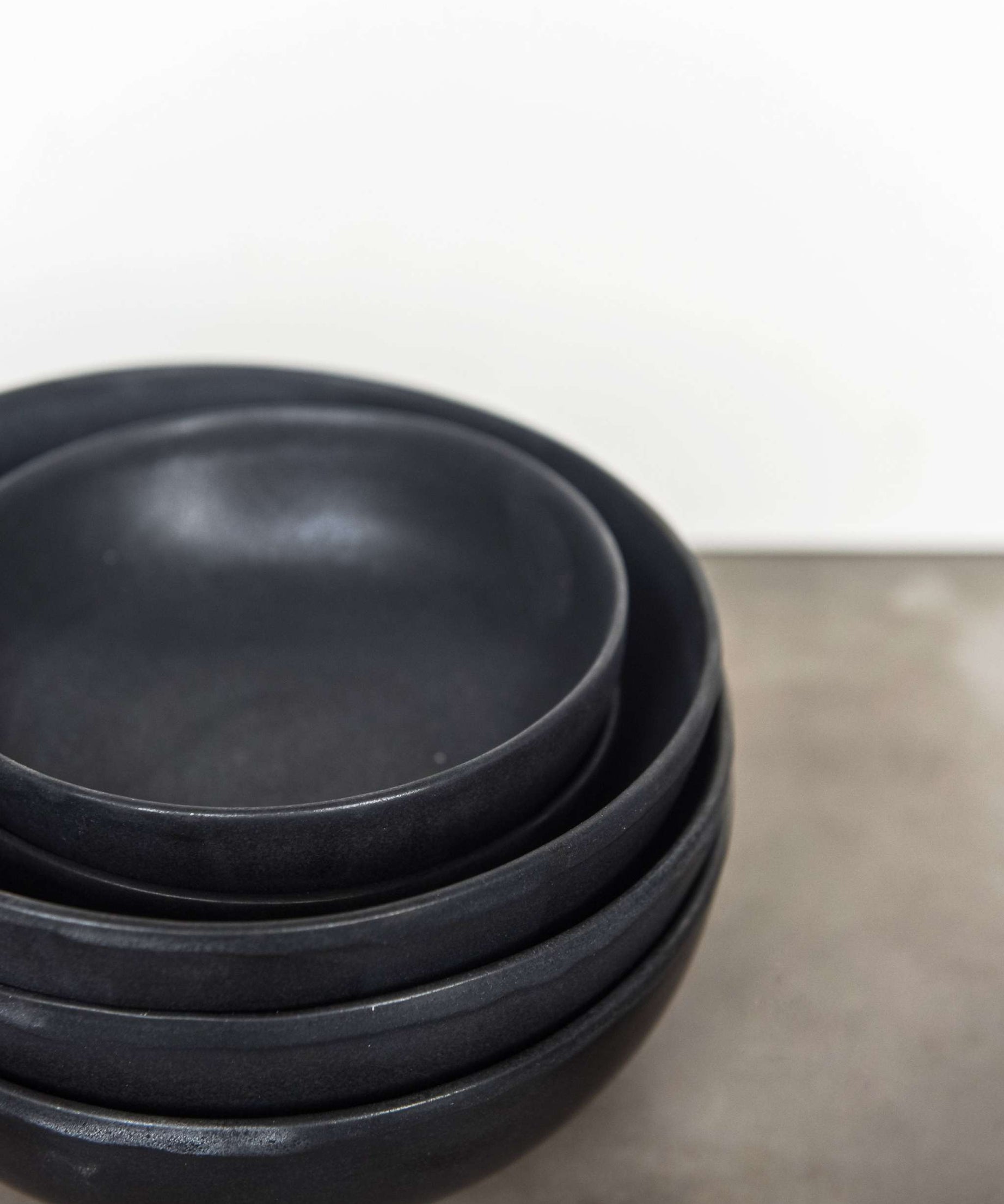 Schwarze Mini-Schale – Handgemachte Steingut-Saucenschale, Schwarz Matt