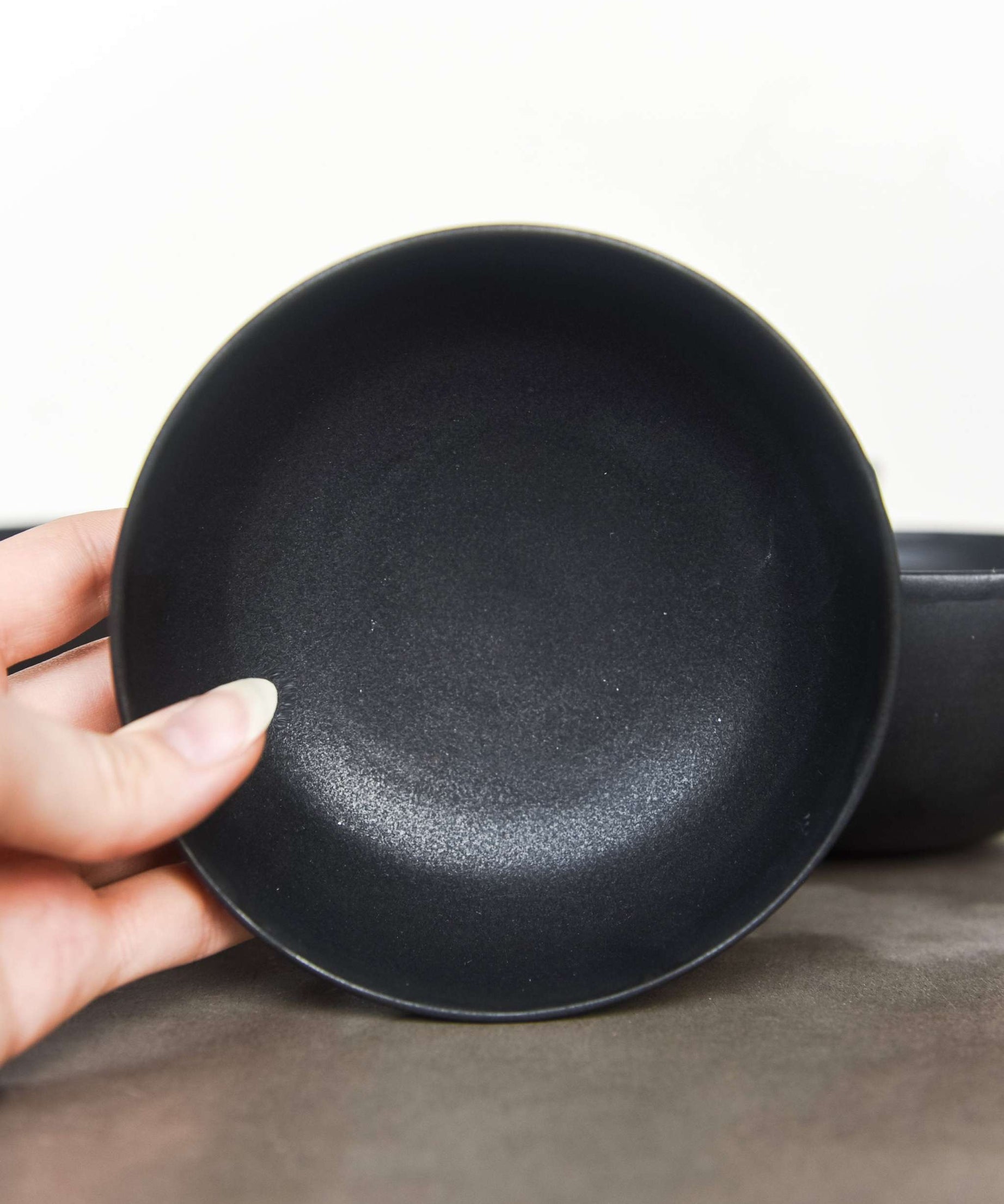 Schwarze Mini-Schale – Handgemachte Steingut-Saucenschale, Schwarz Matt