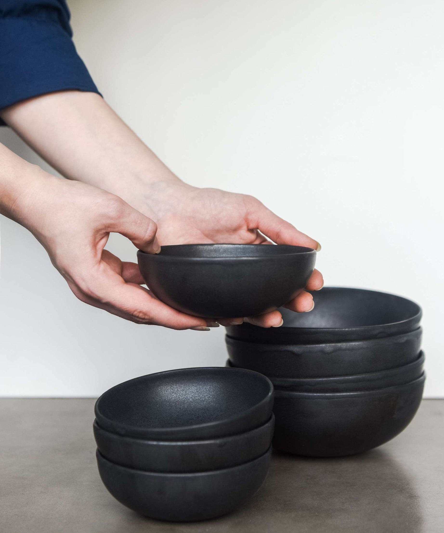 Schwarze Mini-Schale – Handgemachte Steingut-Saucenschale, Schwarz Matt