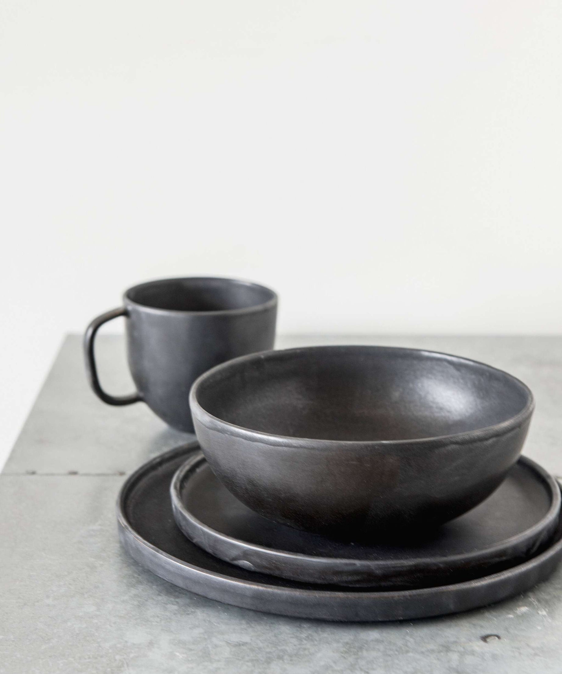 Schwarzer matter Steingut-Kaffeebecher