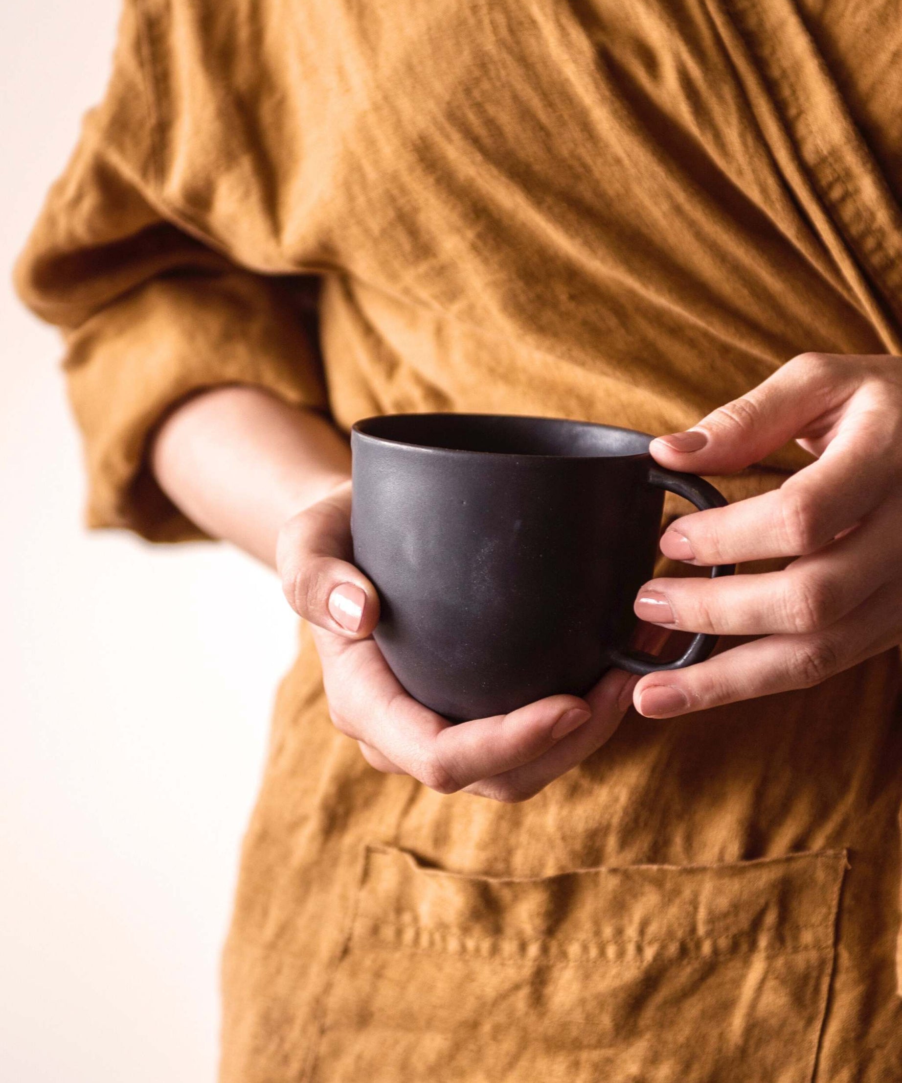 Schwarzer matter Steingut-Kaffeebecher