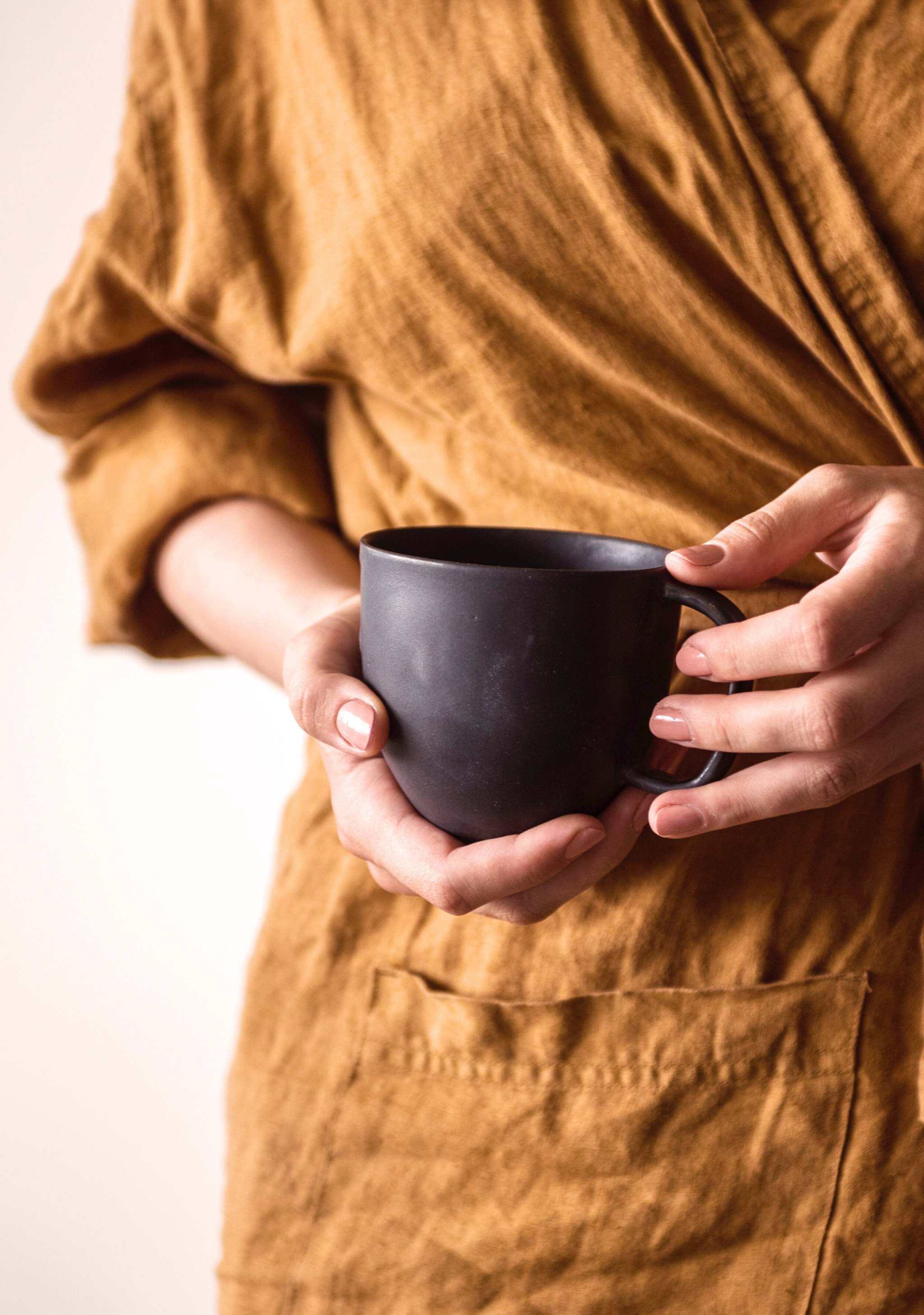 Schwarzer matter Steingut-Kaffeebecher