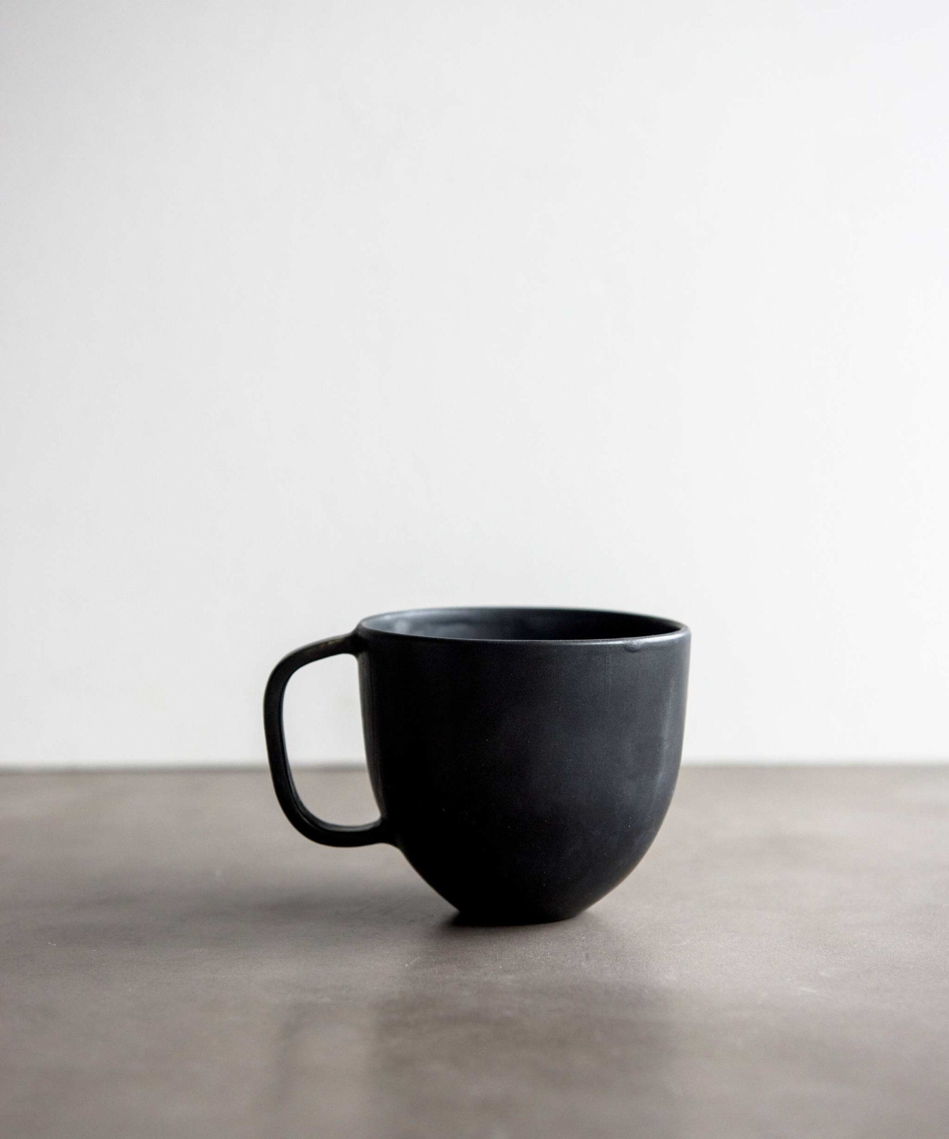 Schwarzer matter Steingut-Kaffeebecher